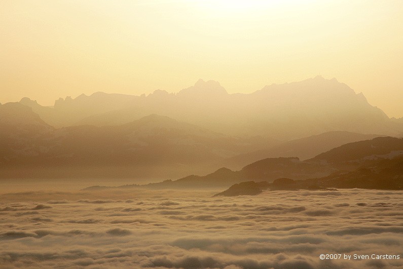 Sonnenuntergang ber dem Nebel